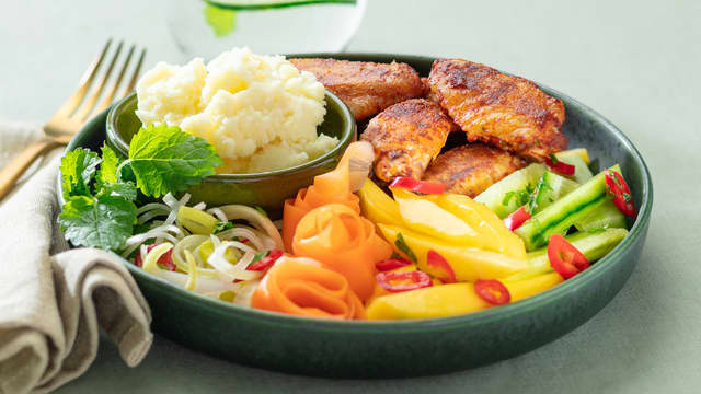 Kyllingvinger med vintersalat og blomkålmos