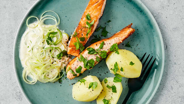 Laksefilet med purre og créme fraîche