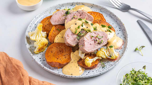 Varm bernaisesausen i en kjele og skjær kjøttet i skiver. Fordel kjøttet, grønnsakene, og chilibernaise på to tallerkener og server!