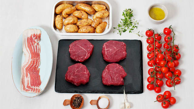 Enklere og bedre kan det ikke bli! Prøv ferdige baconbiffer av mørbrad fra ferskvaredisken hos MENY. Varier gjerne med andre urter eller krydder etter smak.