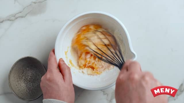 **Vaniljekrem:** Pisk sammen eggeplommer, sukker og maizenna i en bolle.