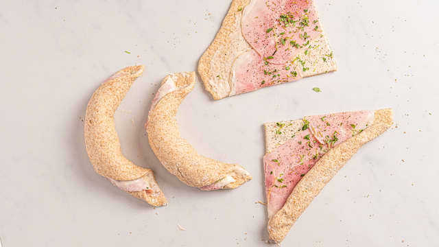 Rull trekantene sammen fra den bredeste enden. Legg hornene over på et stekebrett med bakepapir. Dekk med plastfolie, og etterhev hornene i ca. 30 minutter.