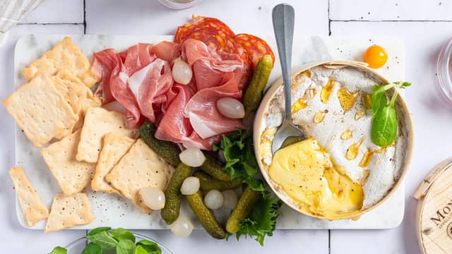 La osten hvile i 5-10 minutter før den serveres.