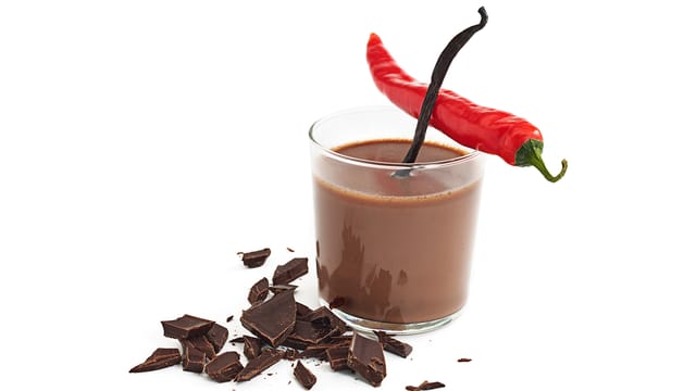 Varm kakao med sjokolade, chili, ingefær og vaniljestang