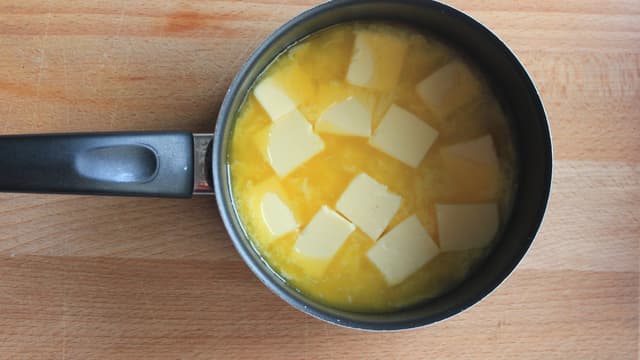 **Klarnet smør:** Ha smøret i en kjele og la det smelte på lav varme. La kjelen stå helt stille så melkepartiklene synker til bunnen.