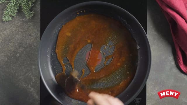 Smelt sukkeret til lys karamell i en tørr panne på lav varme. Tilsett plommebåtene og la dem bli lett karamelliserte. Ha i kålbladene.