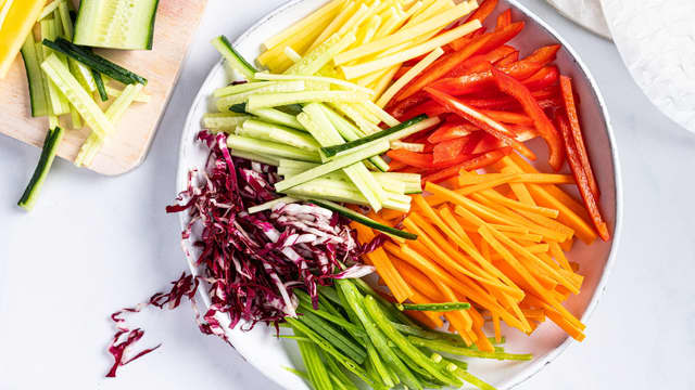 Kutt mango, paprika, gulrot, aprikos og rødkål i strimler. Finhakk vårløken.