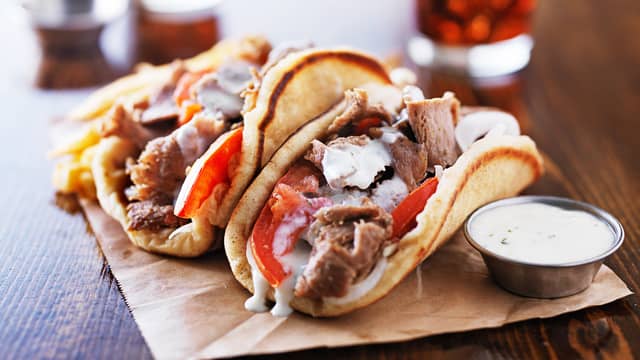 Ha kjøttet i brødet sammen med tzatziki, tomat og rødløk. Server pommes frites ved siden av, eller ha det i gyrosen slik grekerne gjør.