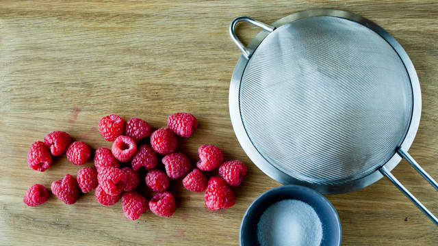 Mos bærene og gni dem igjennom en sikt slik at du får mist mulig frø i sausen.