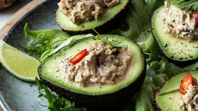 **Fylt avokado:** Fyll krabbesalaten i de halve avokadoene og server.