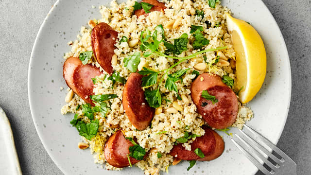 Kjøttpølser med blomkålris og couscous