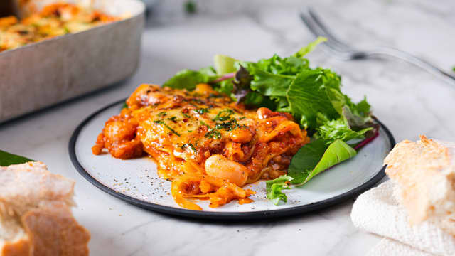 **Stek lasagnen:** Topp med revet ost og gratiner midt i ovnen på 180 grader i ca. 30 minutter. La lasagnen hvile i ca. 10 minutter før servering.