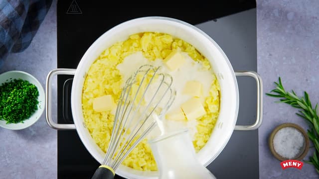 **Mandelpotetpuré:** Skrell potetene og del i to. Kok potetene møre og damp dem tørre. Mos dem, tilsett fløte, smør og litt salt og pepper. Rør godt.