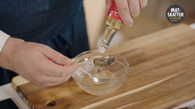 **Agurk i lake:** Bland sammen riseddik, sukker og sesamolje i en bolle, og pisk til sukkeret har løst seg opp.