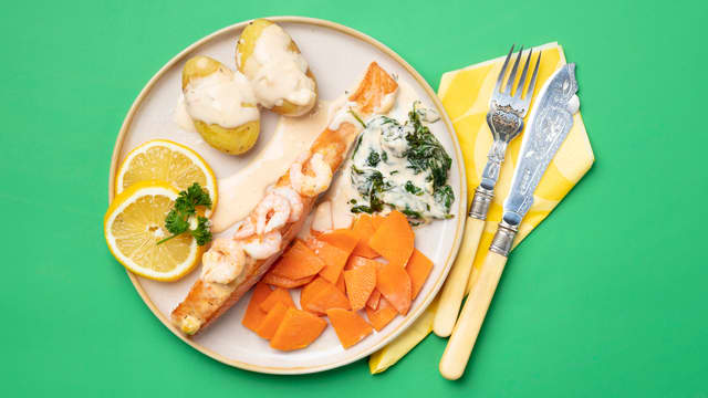 Pannestekt laks med fiskesaus og reker