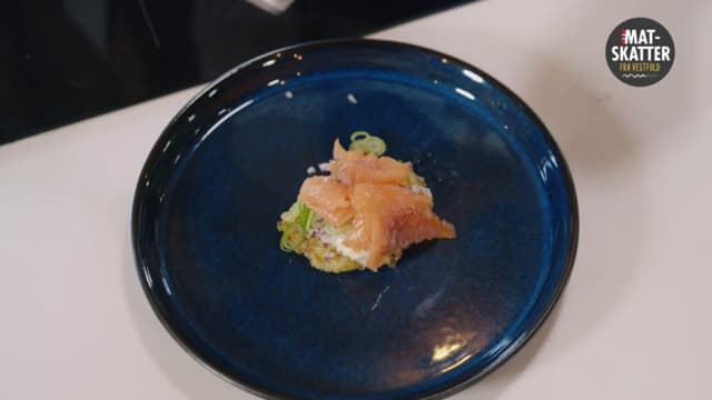 Topp med ønsket topping, bruk gjerne andre rester du har liggende, som røkelaks, spekeskinke eller bacon.