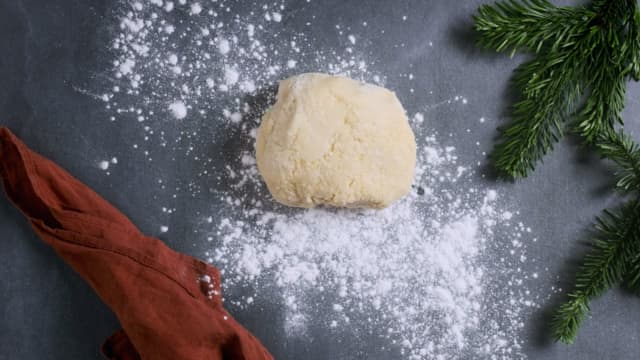 Tilsett melis og eggehvite og kna sammen til en fast deig. Hvis marsipanen virker tørr, tilsett mer eggehvite.