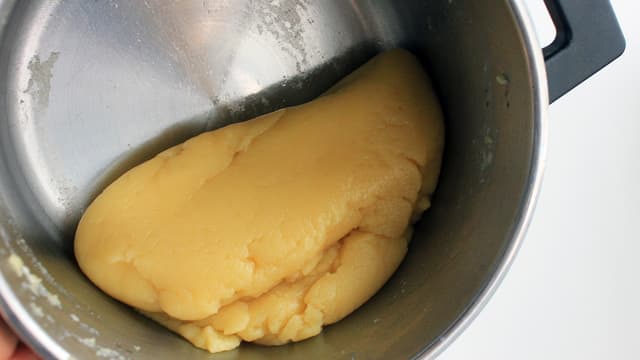 Rør konstant i ca. 2 minutter til du har en fast og glatt deig. Når deigen begynner å sette seg litt fast i bunnen av kjelen og slipper alle kantene, heller du røren over i en kjøkkenmaskin eller bolle.