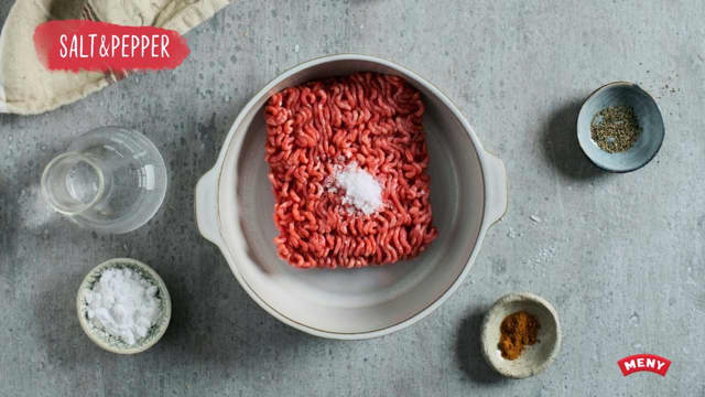 **Lag kjøttkaker:** Bland kjøttdeigen med salt, pepper, muskat og potetmel. Spe med vann, litt om gangen, og arbeid dette godt inn i deigen.