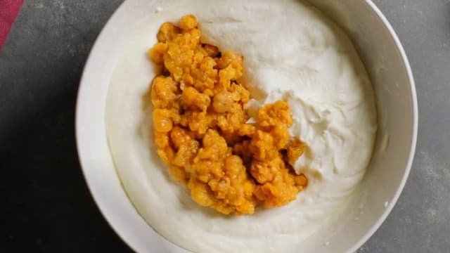 Vend multene inn forsiktig i kremen.