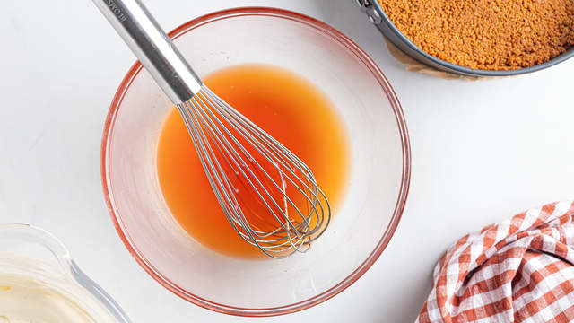 **Fyll:** Kok opp vannet i en liten kjele. Ta kjelen av plata og ha i gelépulveret. Rør om til pulveret er løst opp, og avkjøl geléen til romtemperatur.