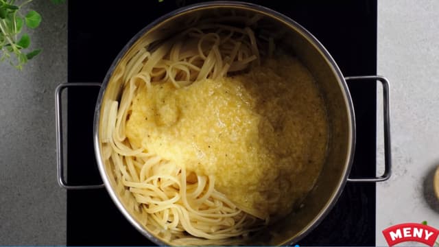 Vend inn egg- og parmesanblandingen. Varmt nok til at eggeblandingen tykner, uten at det blir eggerøre. Hvis pastaen blir litt klissete kan du enkelt løse dette «problemet» ved å tilsette et par spiseskjeer av pastavannet.