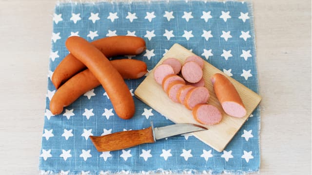 Skjær pølsene i skiver