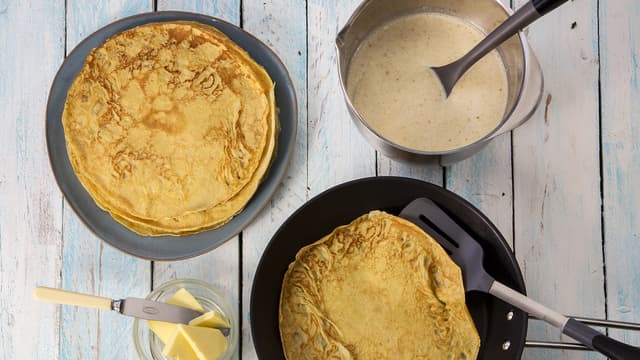 Sett en stekepanne på platen og skru på middels varme. Ha i litt smør og vent til det har smeltet helt og sluttet å bruse. Bruk en øse til å helle pannekakerøre oppi pannen. Se at røren fordeler seg jevnt utover. Snu pannekaken når den begynner å stivne. Den trenger ca. 1 minutt på hver side.