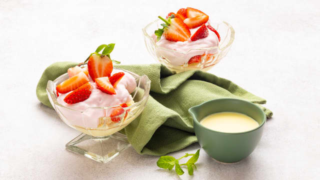 Porsjonskake med gelékrem og vaniljesaus