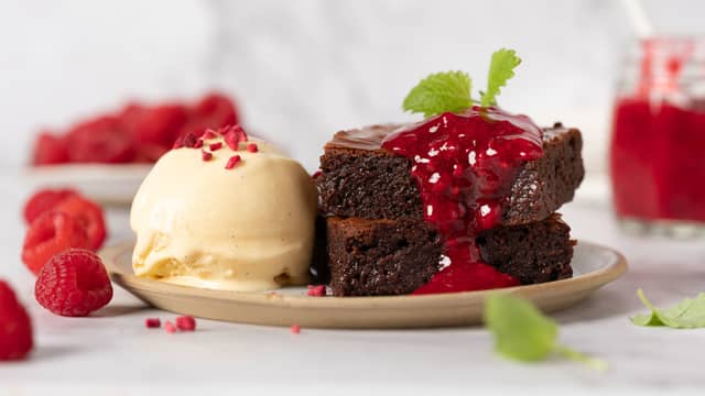 Server gjerne brownies med iskrem og karamellsaus, eller bringebærsaus.