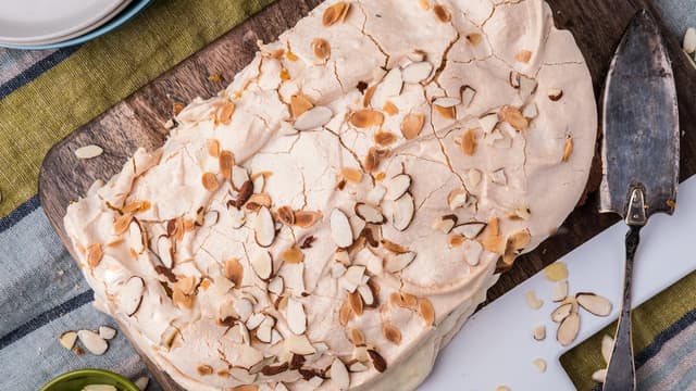 Fordel kremen utover bunnen. Legg så den andre kakebunnen på toppen. Sikt gjerne over litt melis.