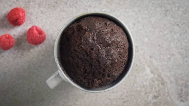 Server gjerne kaken med et dryss melis eller friske bær, f.eks. bringebær, blåbær eller jordbær.