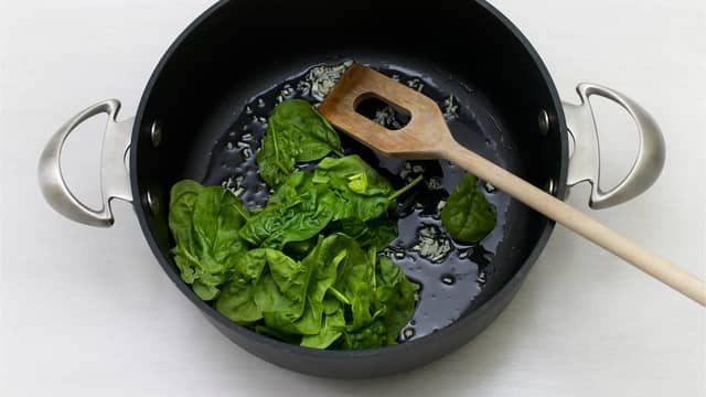 Finhakk hvitløk og vask spinat, og fres i olje i ca. 2-3 min. Krydre med salt og pepper.