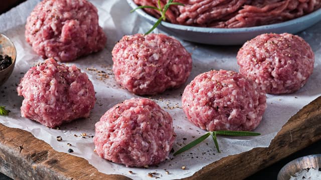 Form medisterdeigen til små tapasboller og stek dem i smør til de er gylne og gjennomstekte. Dette tar ca. 4 minutter.