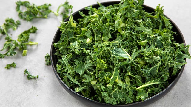 Riv grønnkålen i mindre biter. Stek den deretter i litt smør eller olje, i ca. 2 minutter i en medium varm panne.