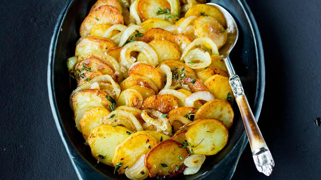 Krydre med timian, salt og pepper. Ha alt over i en ildfast form og press det godt sammen. Hell over kraft eller vann. Sett formen midt i forvarmet ovn på 200 grader og stek videre i 30 minutter.