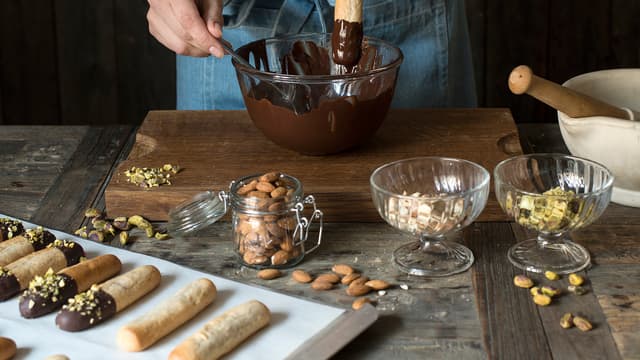 **Stekes på 190 grader i 8-9 minutter.** Avkjøl stengene helt på rist.