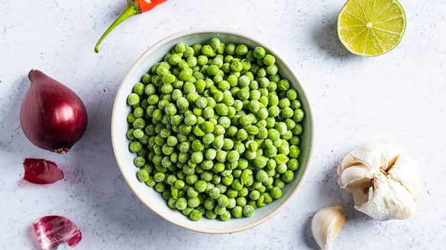 Kok opp en kjele med lettsaltet vann. Ha i ertene og kok opp.