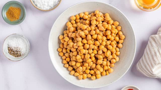 Ha kikertene og bønnene i en sil og skyll dem i kaldt vann.