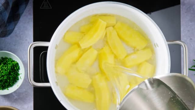 Skrell potetene og ha dem i en kjele. Hell over vann, kok opp og la koke i ca. 15-20 minutter til de er møre.