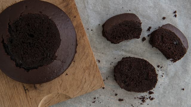 **Sjokoladekrem:** Bland alle ingrediensene til sjokoladekremen godt sammen, bruk gjerne en visp. Smøret skal være mykt, men ikke smeltet. Kaffen må være kald.