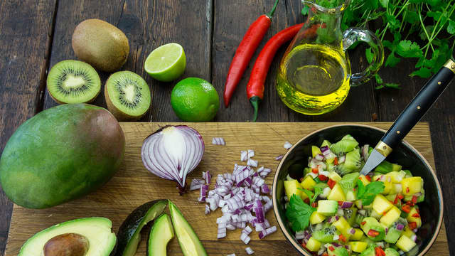 Fjern skallet på avokado, mango og kiwi og skjær kjøttet i små terninger. Finhakk rødløk og chili. Hvis du vil ha en sterk salsa tar du med frøene fra chilien. Ha ingrediensene i en bolle og rør inn limejuice, olivenolje og frisk koriander. Smak til med litt salt.