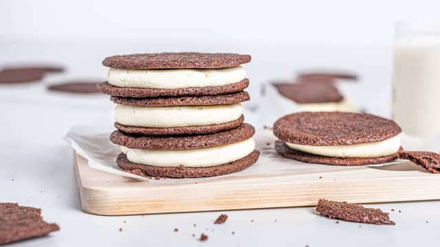 Legg de andre cookisene oppå og klem forsiktig så fyllet går helt ut til kanten.