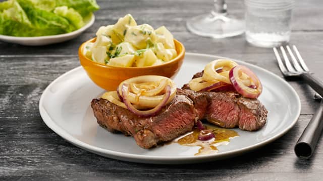 Biff med løk og basilikumpoteter