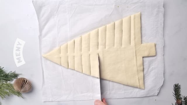 Bruk en kniv til å dele opp snurrene. La det være litt igjen i midten som er urørt, og la det være igjen en liten trekant på toppen som blir tretoppen.