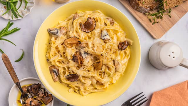 Vend inn pastaen og tilsett litt pastavann for å gjøre sausen glatt og kremet. Server med ekstra parmesan på toppen.