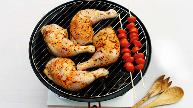 Grill kyllinglårene i ca. 8 min. på hver side, eller stek i ovnen på 225 °C i ca. 20 min. La tomatene grille eller steke med etter halve steketiden.