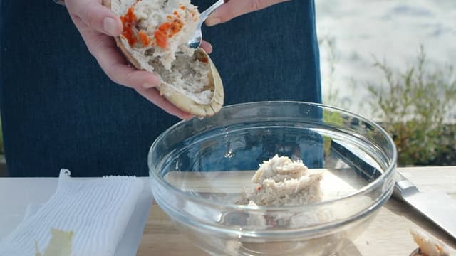 **Krabberøre:** Ha krabbekjøttet i en skål og bland med finhakket rødløk og chili. Ha i majones og creme fraiche, og smak til med salt, pepper og limesaft.