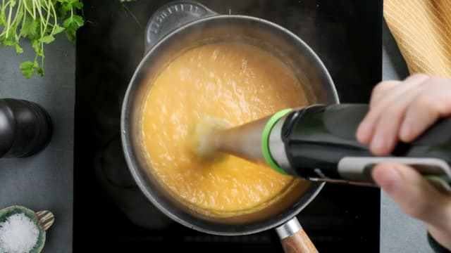 Kjør suppen glatt og jevn i en hurtigmikser og smak til med salt og pepper.