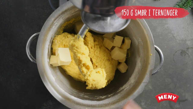 Ha smør i terninger i deigen og elt i 15 minutter til.